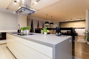 Stadtwohnung - Weiße Möbel in einer modernen Küche
